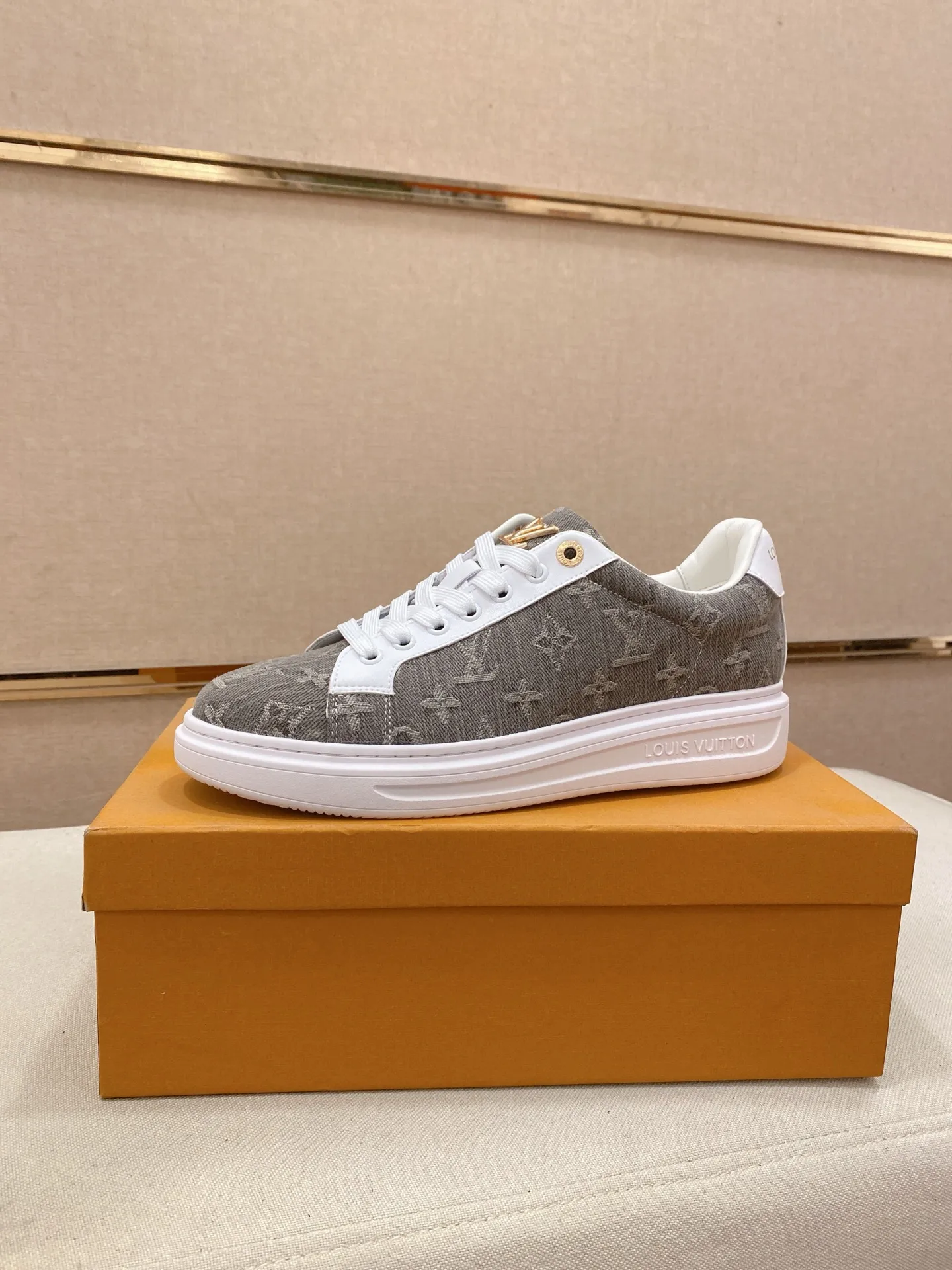 Men's shoes 💰: 400💰🎉🎉LV~Louis Vuitton trendy men's shoes New shipments Latest matching The same style as the official website Super high quality Hot sales of the season [strong] [strong] [strong] Selected first-layer cowhide, comfortable cowhide lining, original last, comfortable on the foot, wear-resistant rubber outsole Size number: 38-44.